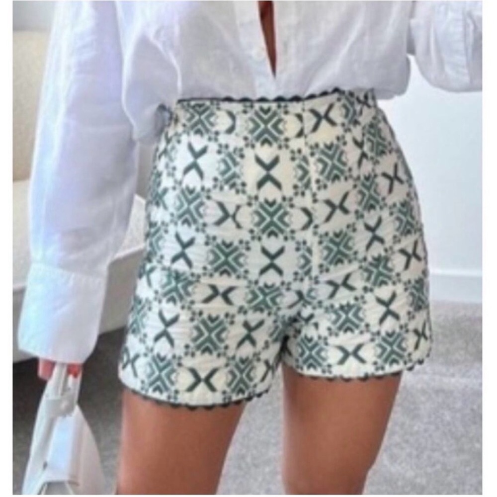 Zara High Waist Women’s Embroidered Ivory and Green Shorts Sz XS NWT - Picture 4 of 4